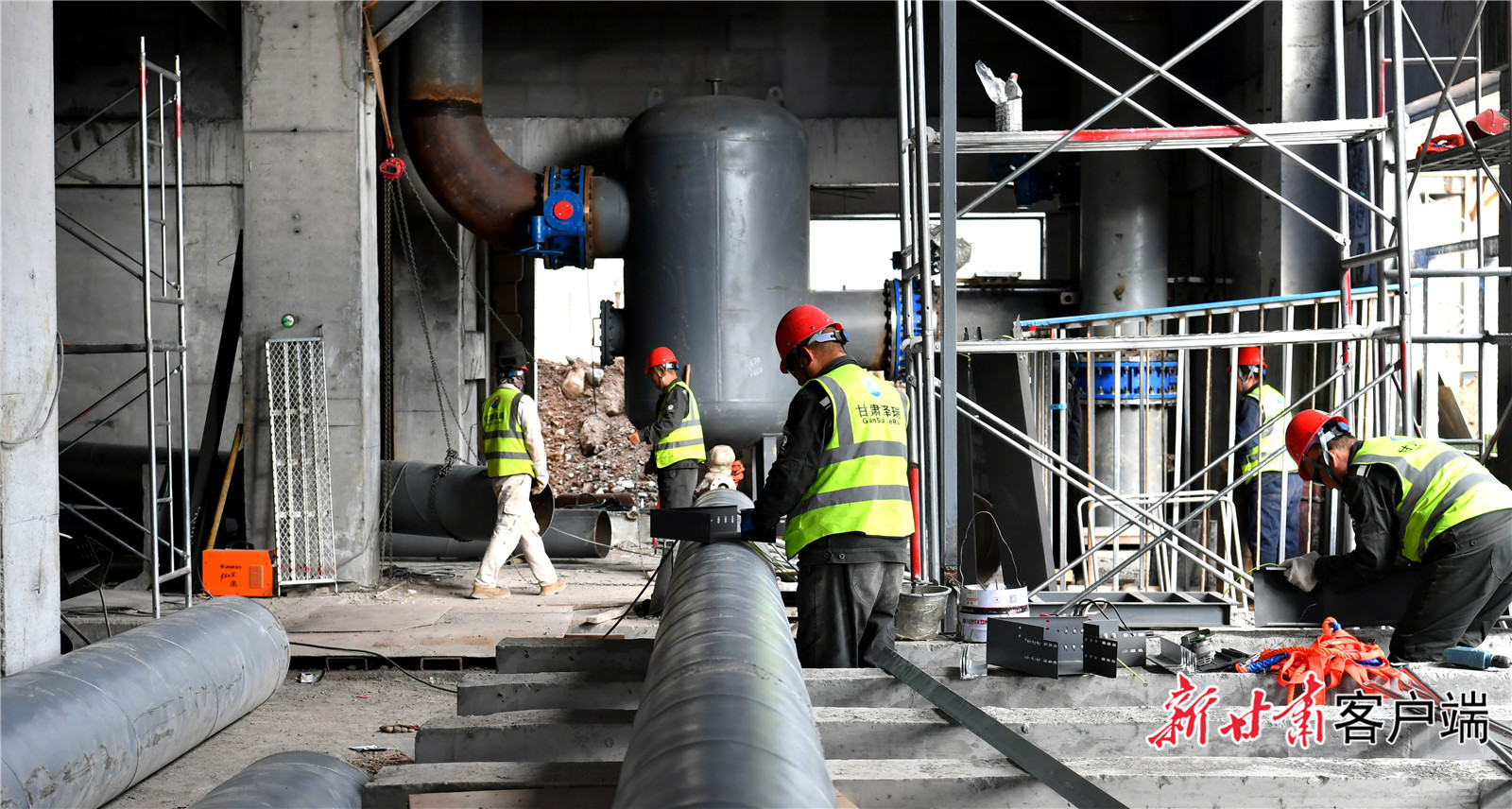 积石山县吹麻滩镇城南社区热源厂项目现场紧张施工（图片均由新甘肃&middot;甘肃日报记者　马伊星　摄）
