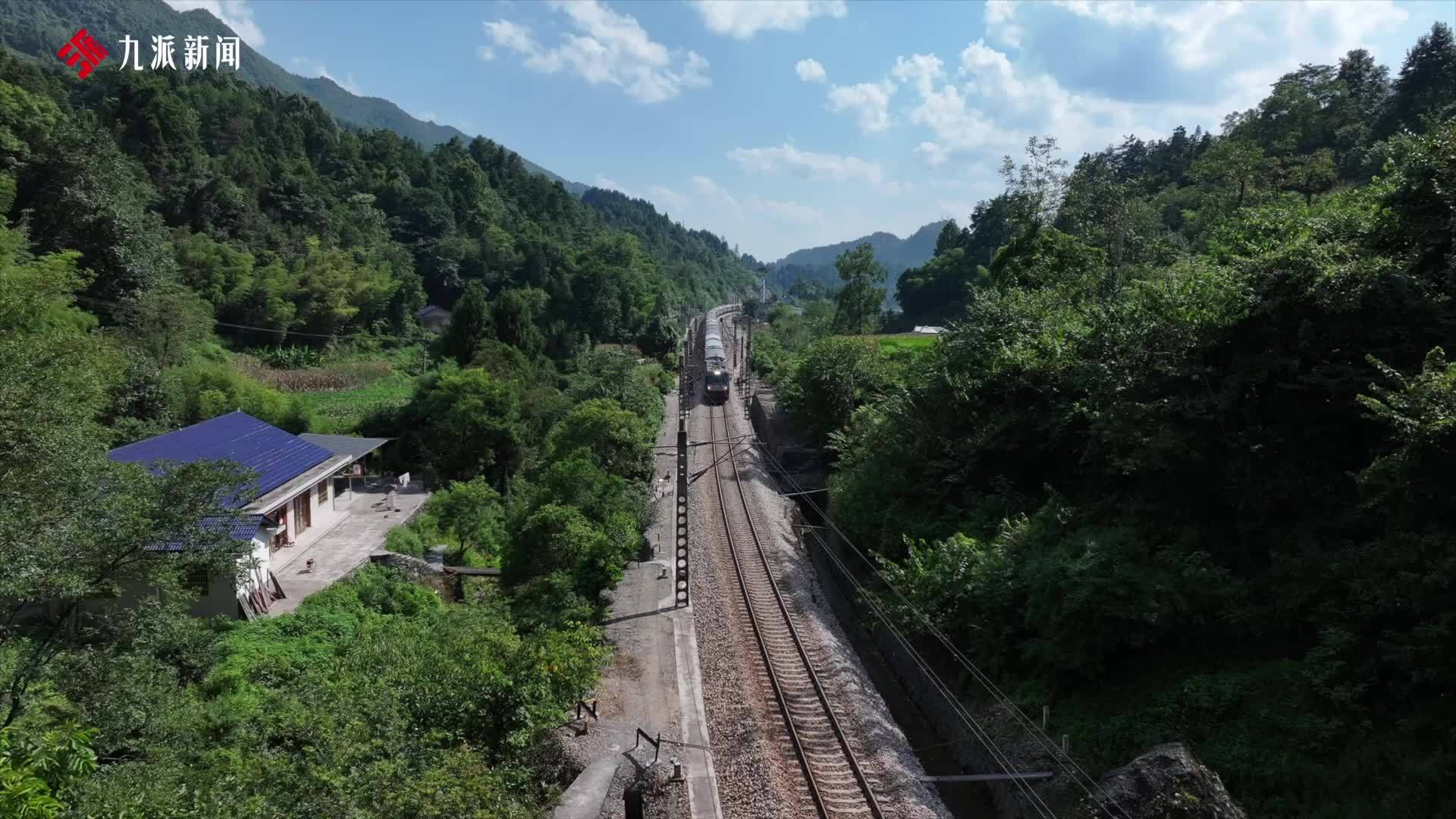 79岁铁路退休职工和祖国同一天生日：50多年前全靠人工，现在中国高铁举世闻名