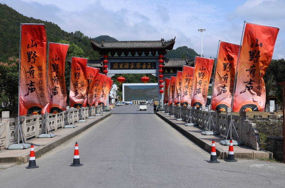 景德镇浮梁县：瑶里迎来旅游高峰 游客络绎不绝