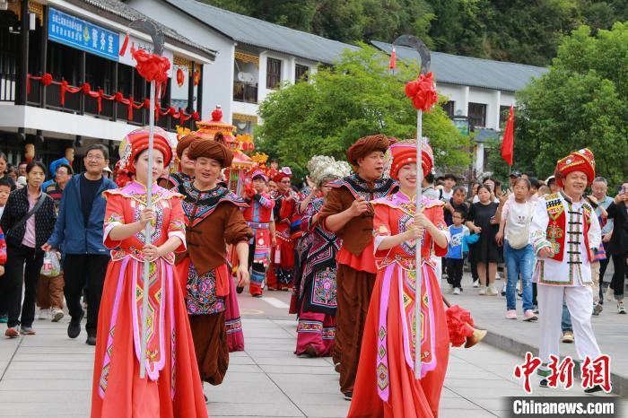 图为土家族婚俗巡游表演。杨金艳 摄