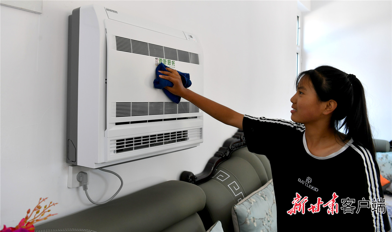 大河家镇康吊村关门社集中安置点搬迁群众家中安装的热风机