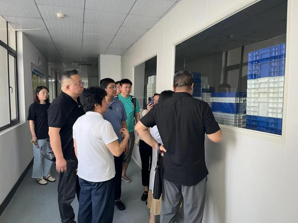 组委会和评审团专家们走访企业