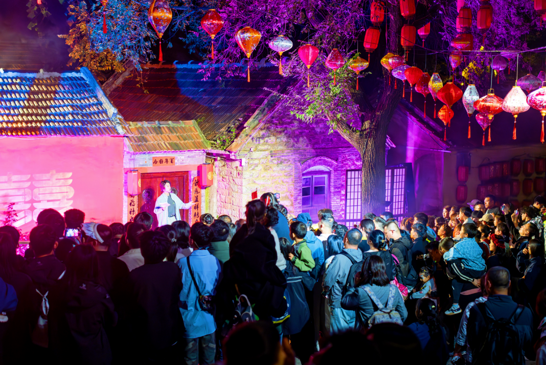 淄博红叶柿岩景区,游客们观看《奇幻聊斋》古风快闪