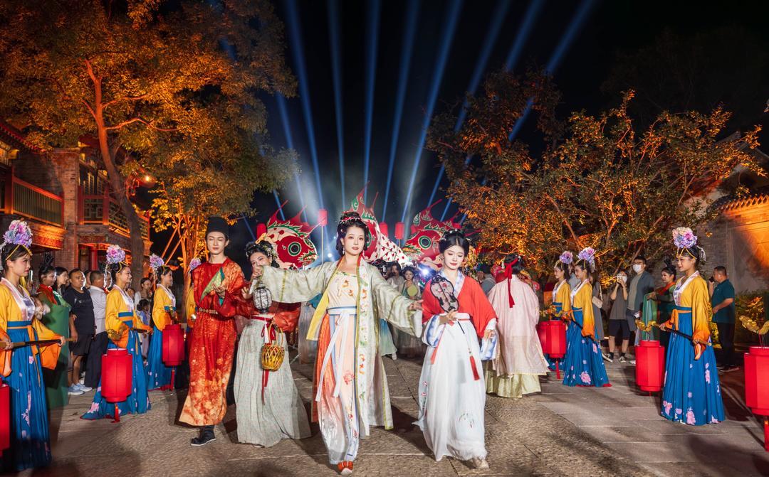 章丘明水古城“天街掌灯”古风巡游