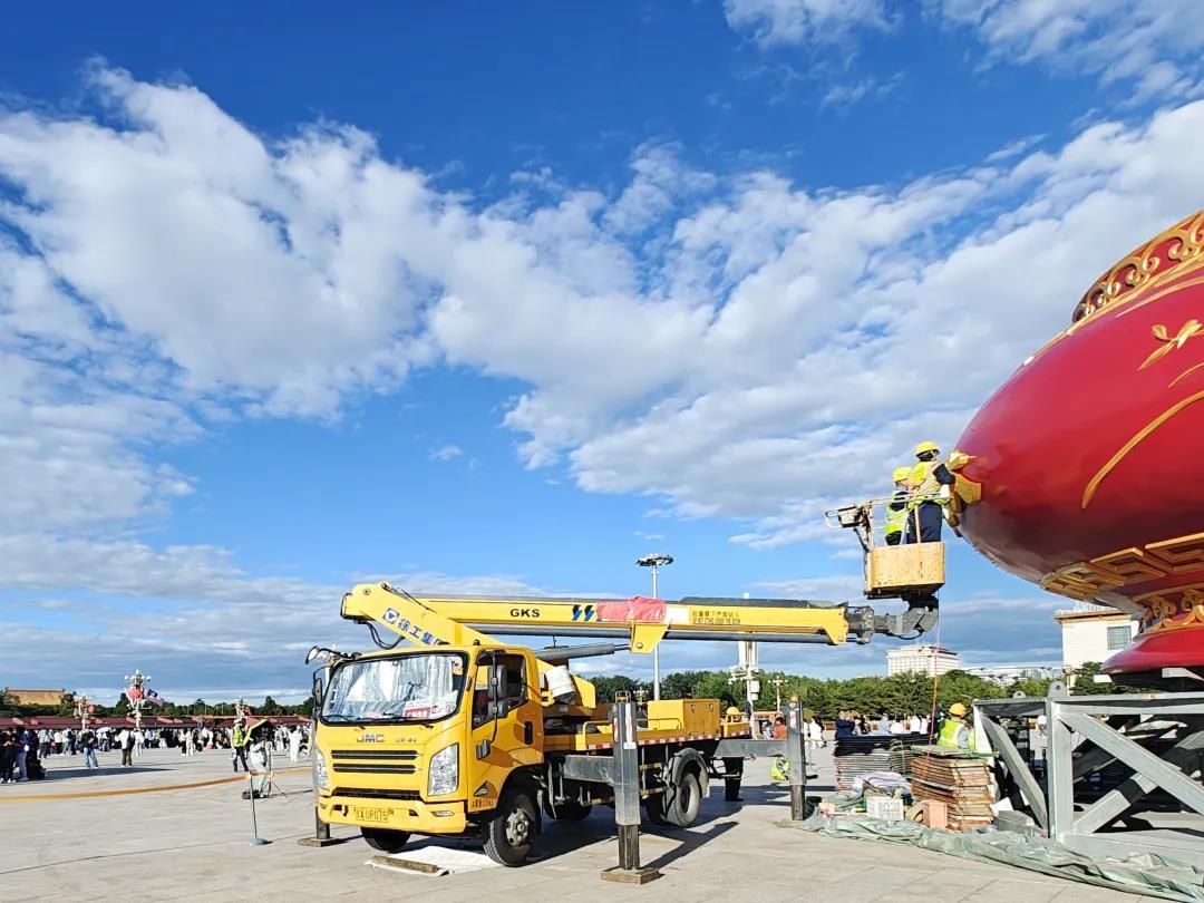 献礼祖国!徐工连续14年助力天安门广场花篮安装