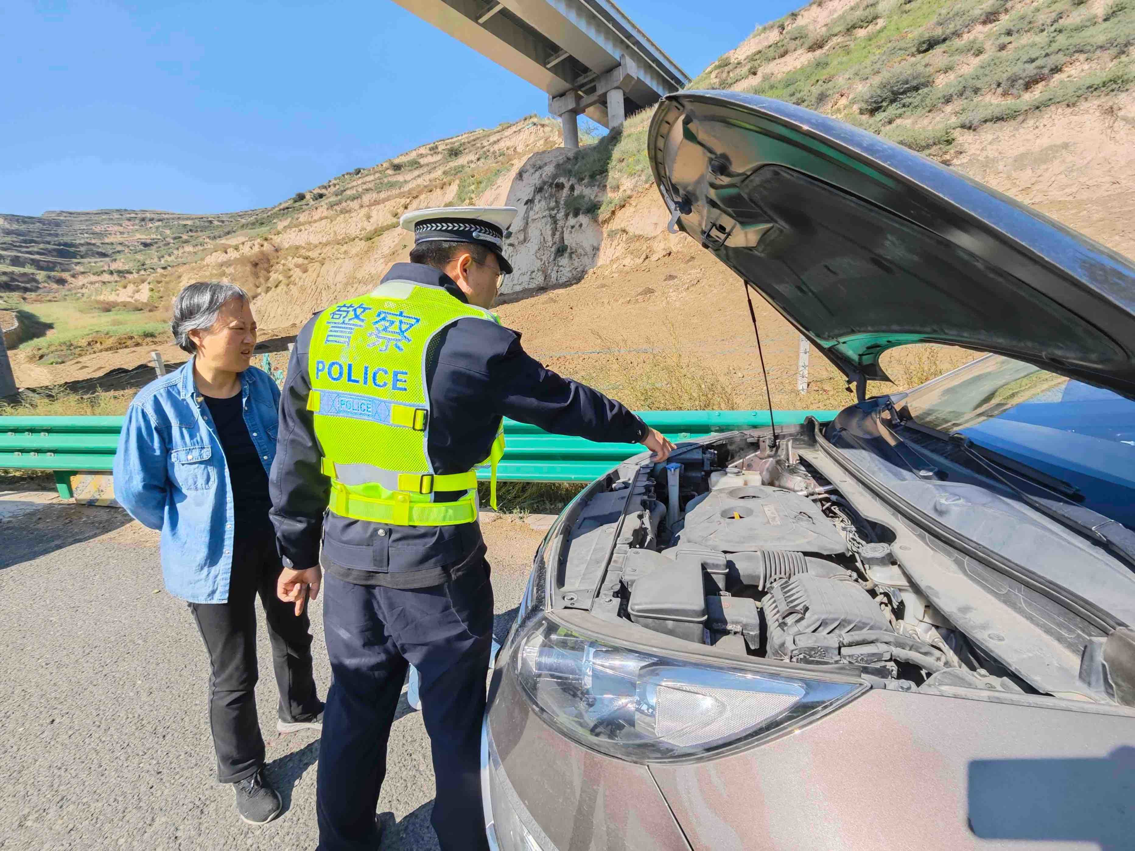 高速交警援助驾驶员解决困境