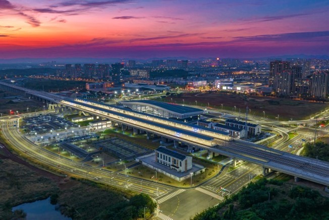 高铁句容站夜景 王军 摄