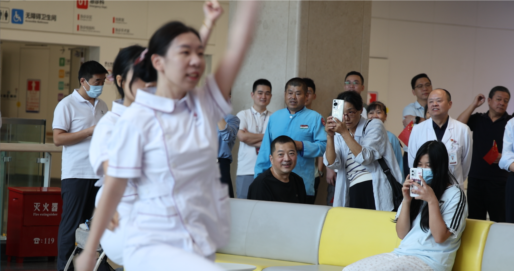 快闪迎国庆  “医”心护健康 华南医院医护快闪活动向祖国告白