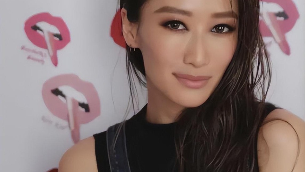 她是谢霆锋最爱的女人之一，被宠42年，息影后谢霆锋说“我养你”封面图