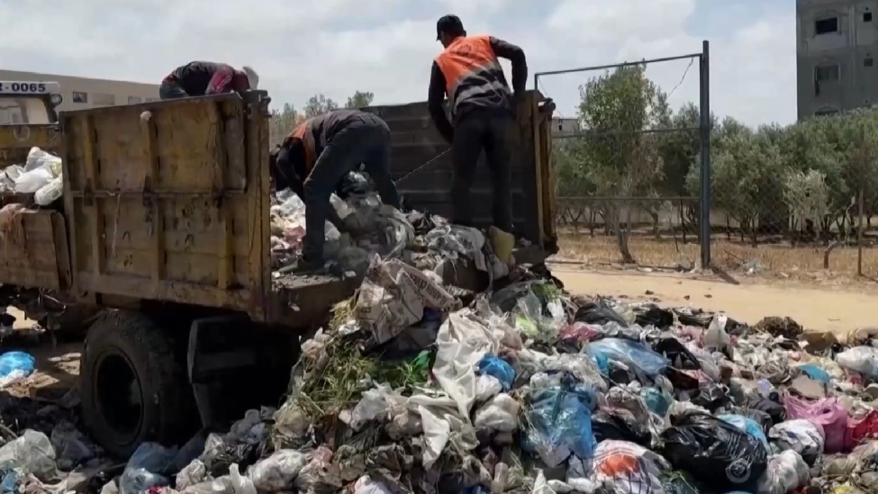 加沙垃圾堆积如山 严重威胁居民健康