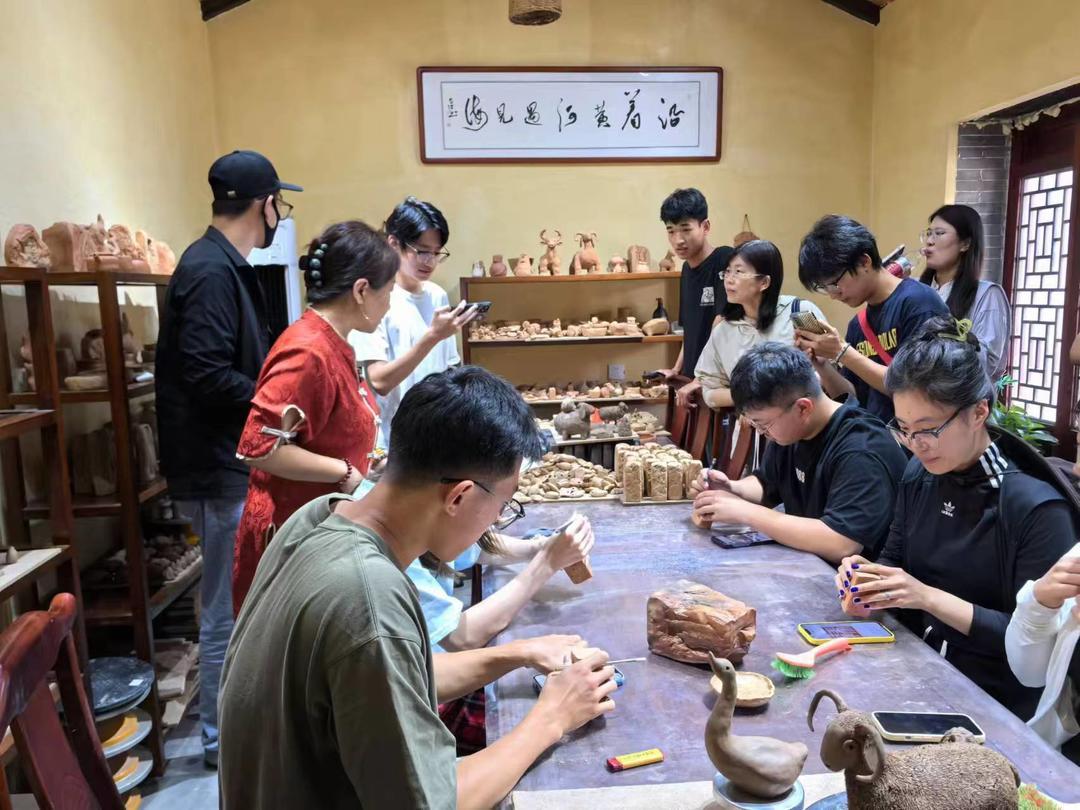 东营市利津县“老街长巷”非遗工坊,游客体验黄河澄泥印制作