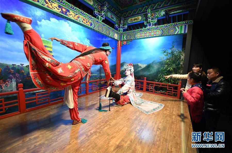 ▲在秦腔博物馆，参观者欣赏秦腔表演雕塑。（来源：新华社）
