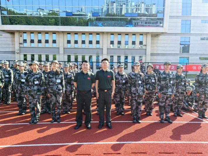 宣讲团成员与课后部分学生合影
