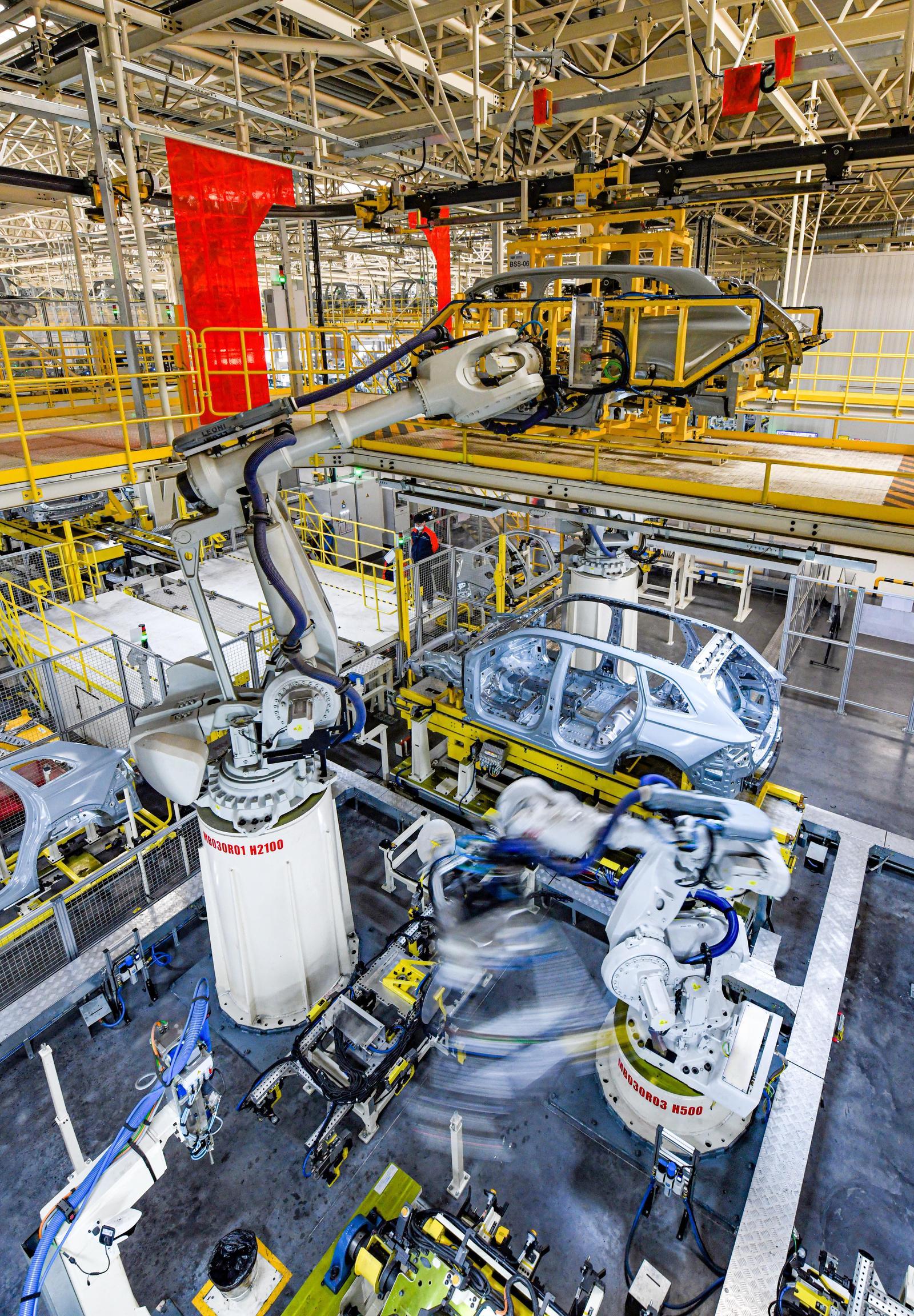 吉利汽车西安制造基地，智能自动化生产线有序流转。（资料图片）记者窦翊明 摄