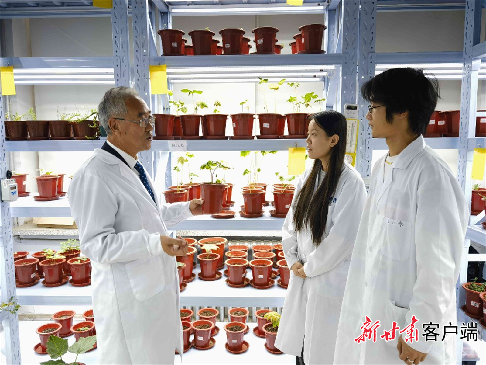 柴守玺（左一）在实验室为学生授课　新甘肃·甘肃日报记者　冯宝强　摄