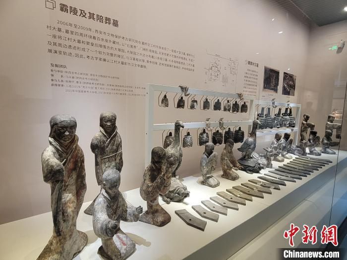 “探长安——西安市文物保护考古征询院30年考古着力展”30日在西安博物院开幕。阿琳娜 摄