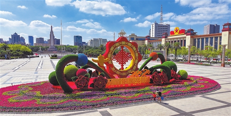 迎国庆 南昌八一广场立体花卉造型亮相