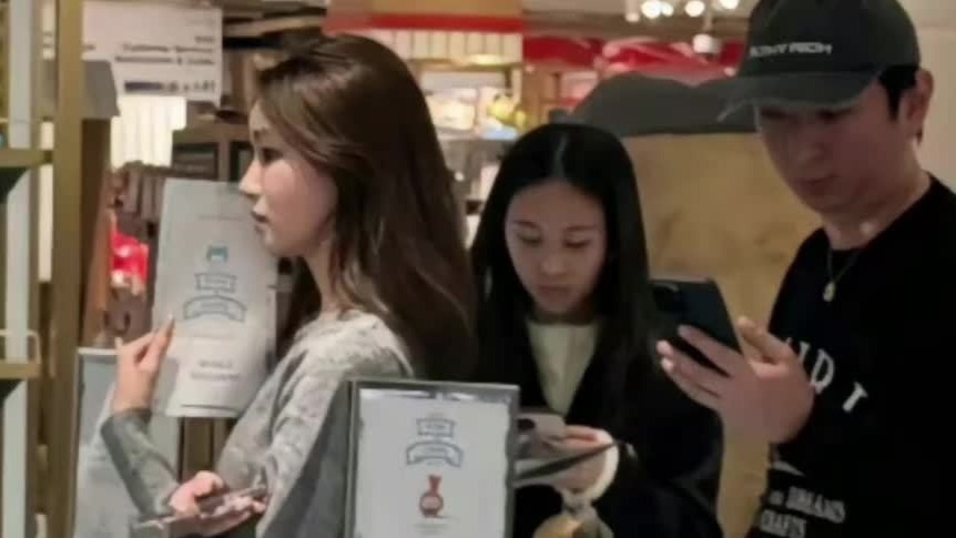 王思聪与懒懒在伦敦被偶遇，女方疑似怀孕，小肚子有点大