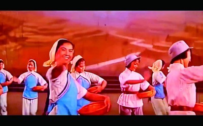 大型音乐舞蹈史诗《东方红》中的《军民大生产》剧照　资料图片