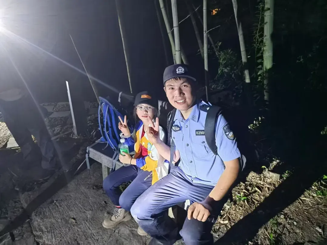 警方紧急救援7个多小时 8名游客被困庐山秀峰终获平安