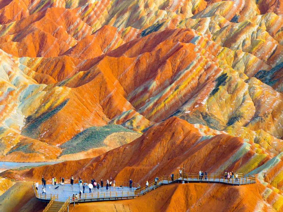 10月3日，游客在甘肃省张掖七彩丹霞景区观光。