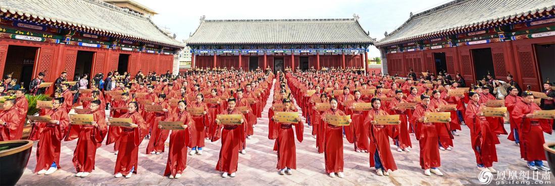 武威学子诵读国学经典，纪念孔子诞辰。张修毅　摄