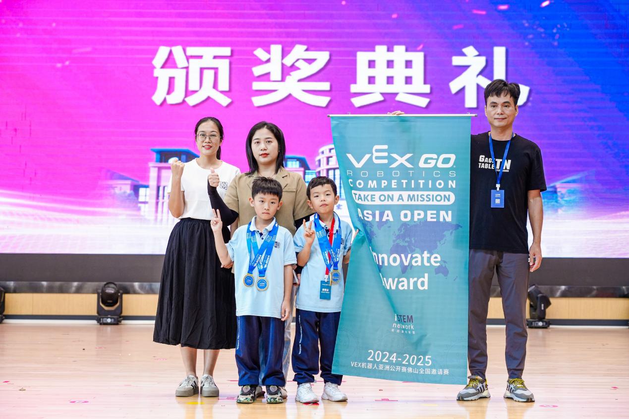 （石实实验学校103班的陶倬航和邓皓源荣获VEX GO组别评审创意一等奖）