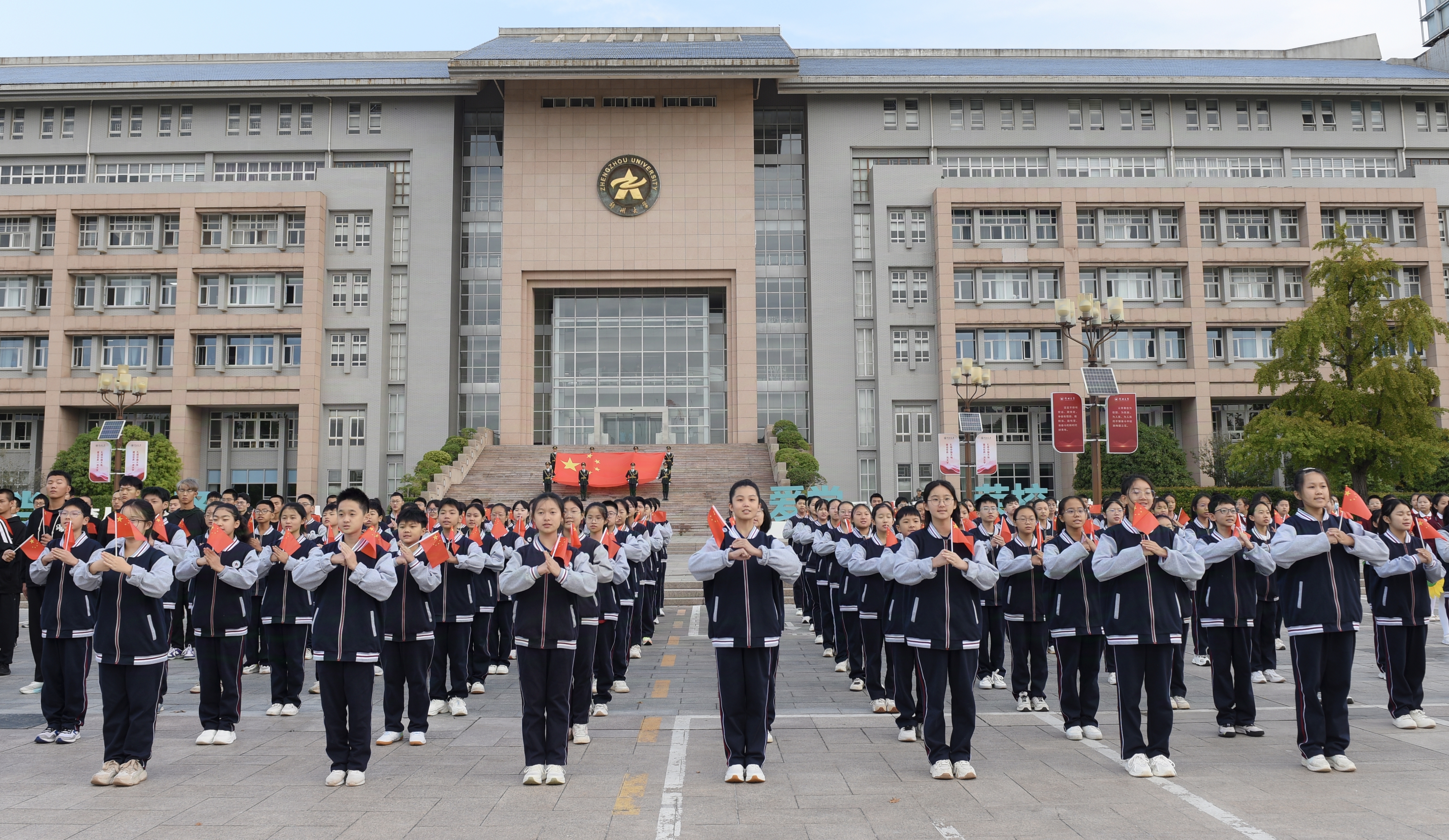 附属中学学生方队齐唱《少年中国说》