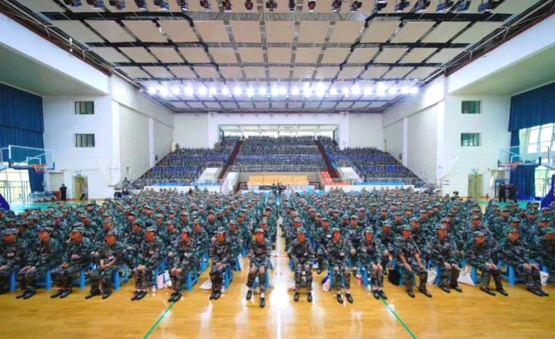 学子们专心听讲