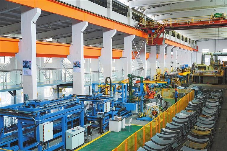 成县成州锌冶炼厂5G数字化熔铸车间内，机器人在工作人员设置下进行锌锭产品生产作业。新甘肃&middot;甘肃日报通讯员　李亚龙