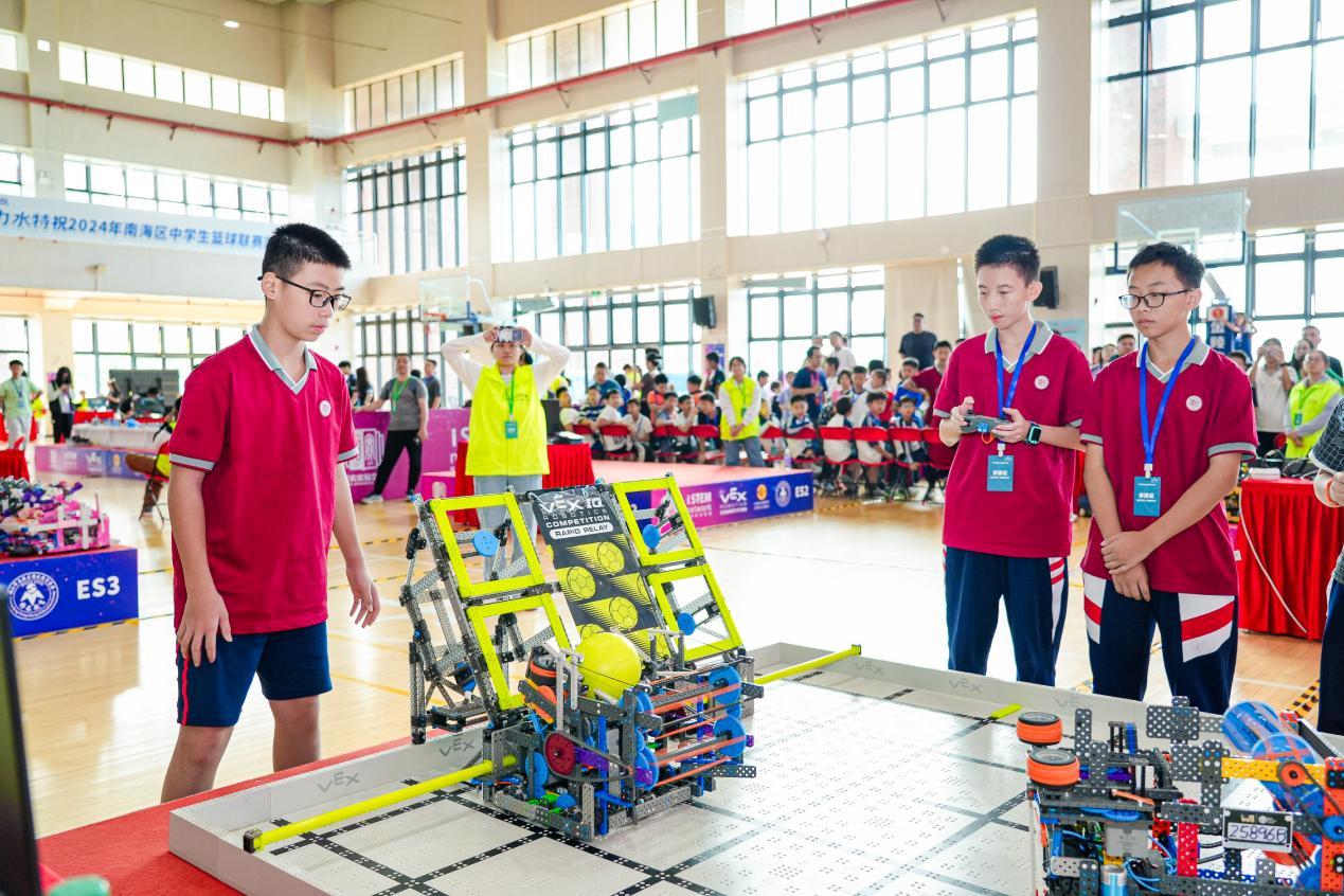 （石实实验学校初中组6688B队沉着应战）