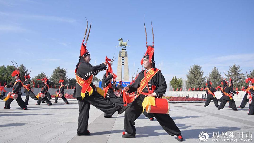 凉州攻鼓子表演将甘新蒙青“四省十二城”嘉宾带进了金戈铁马的古战场　朱文玮　摄