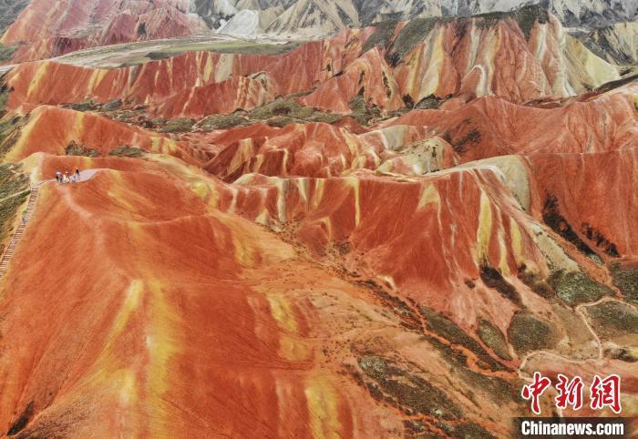 张掖七彩丹霞旅游景区吸引游客。(资料图) 杨艳敏　摄