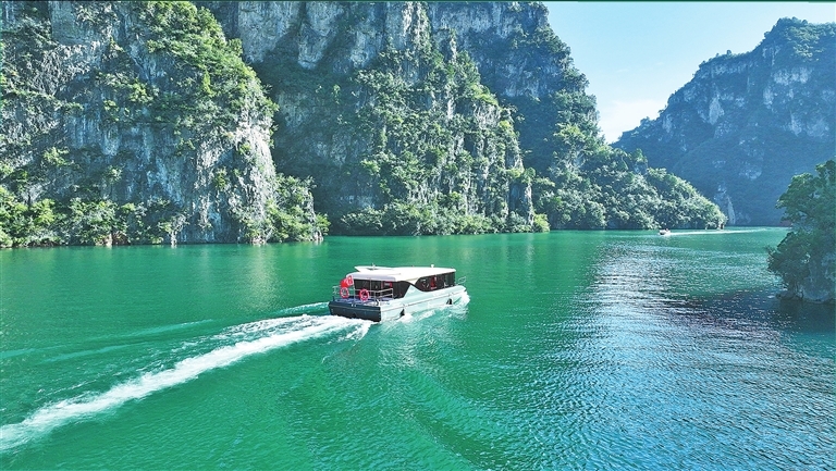 焦作修武县峰林峡景区内,一艘游船载满游客,穿行于碧水青山间。牛军茗 摄