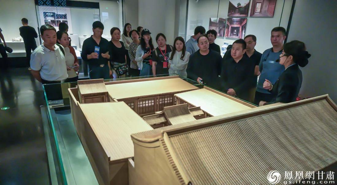 甘新蒙青“四省十二城”嘉宾走进武威市博物馆，探秘河西都会的传奇历史。朱文玮　摄