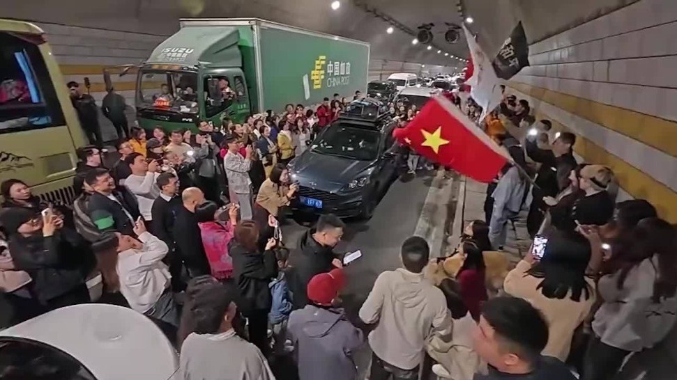 国庆出游遭遇堵车，大伙在隧道内开起演唱会