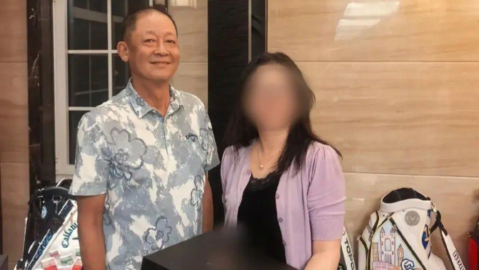 58岁王志文举办家宴 穿着随意，家中装修阔气典雅，高尔夫球包惹眼封面图