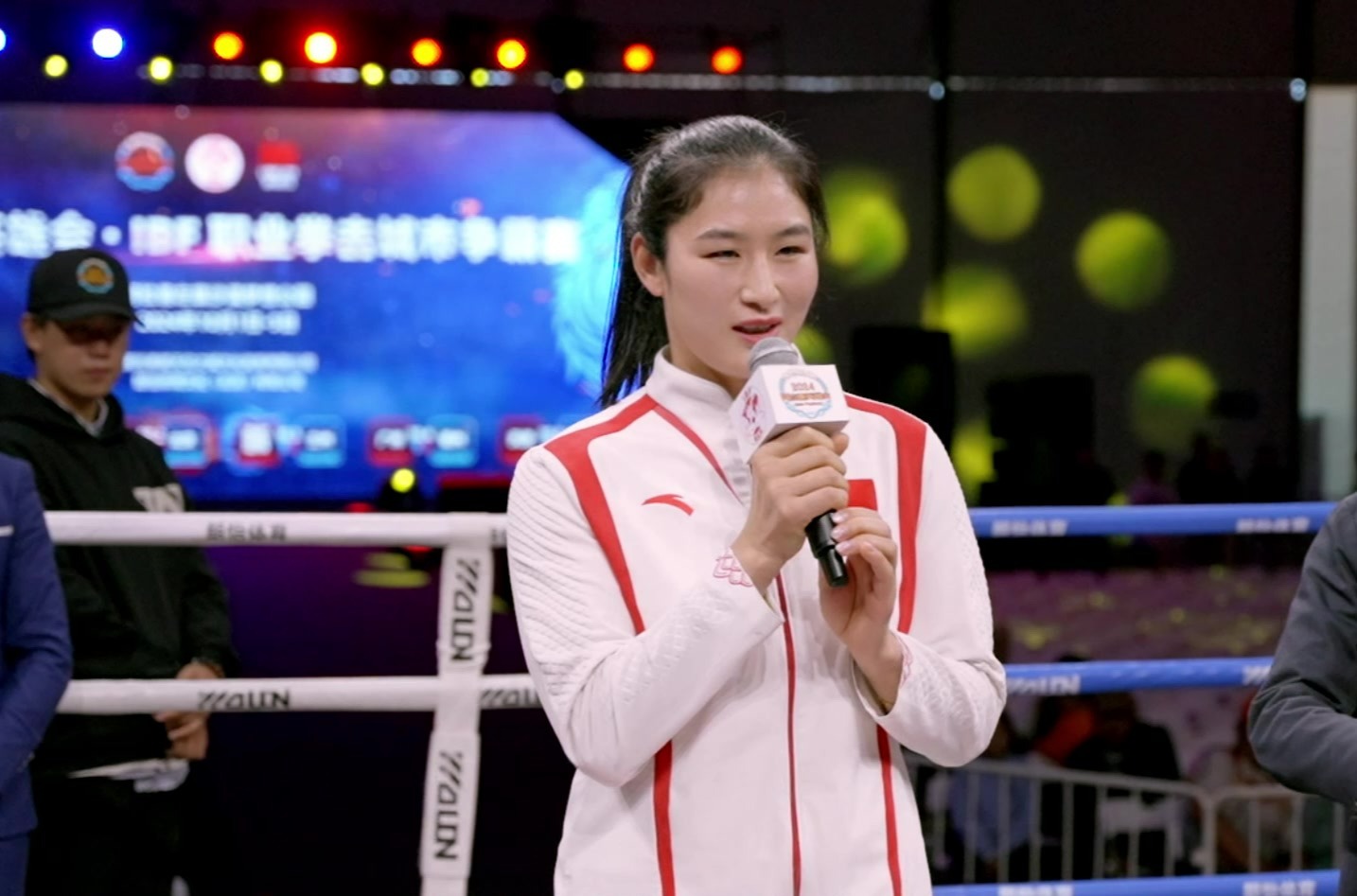 拳击奥运冠军李倩在2024阿拉善英雄会现场鼓励青年运动员