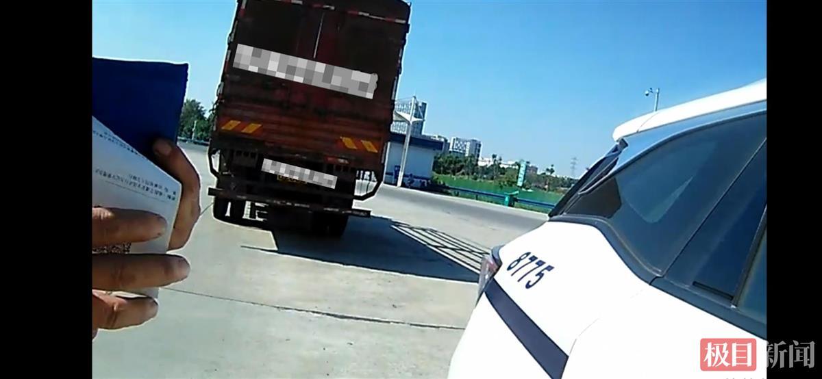 交警查获超员大货车