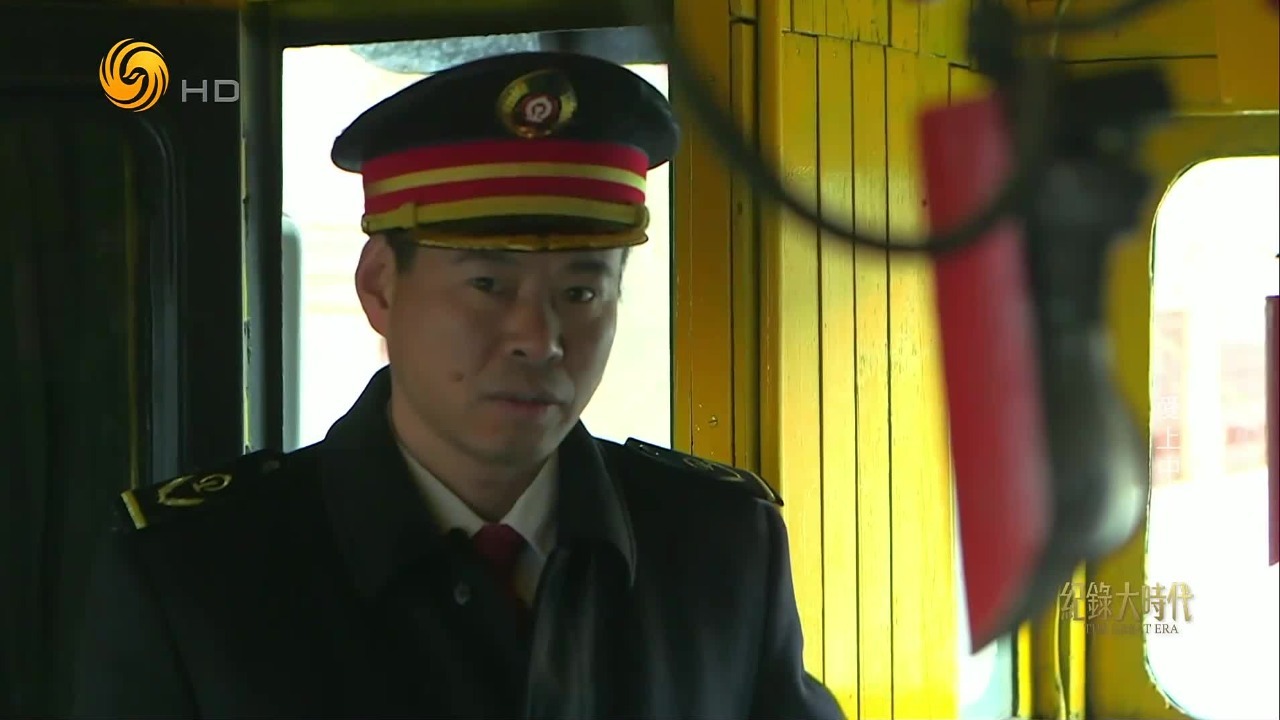 火车司机薛军：五种驾照见证“中国速度”
