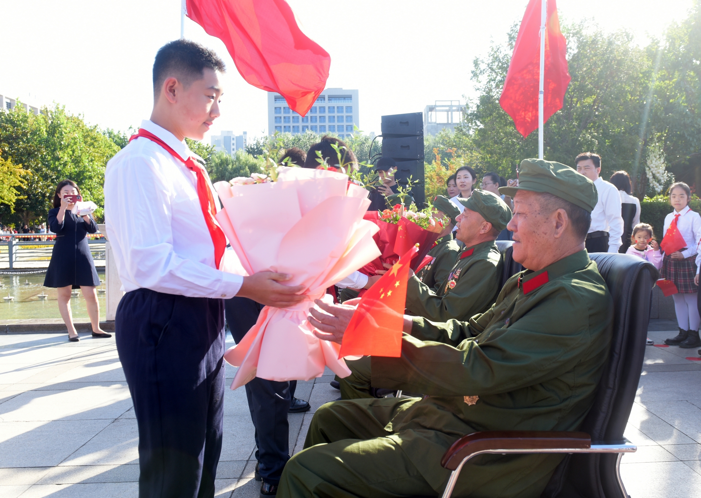 胶州市隆重举行庆祝中华人民共和国成立75周年升国旗仪式