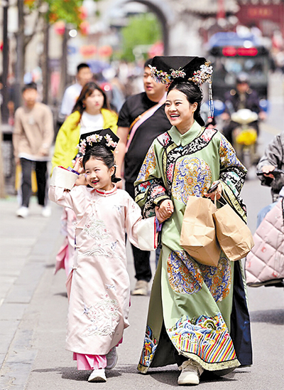 5月1日,身着古装的游客在正定古城游玩。(本报资料片) 本报记者 史晟全摄