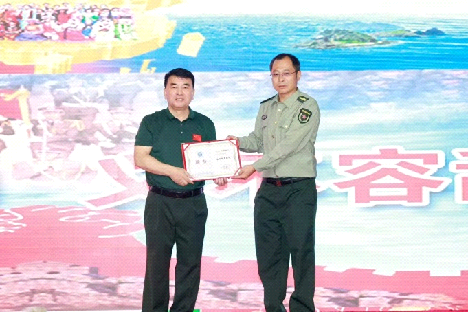 徐州医科大学武装部部长尹荣刚向赵清林颁发聘书