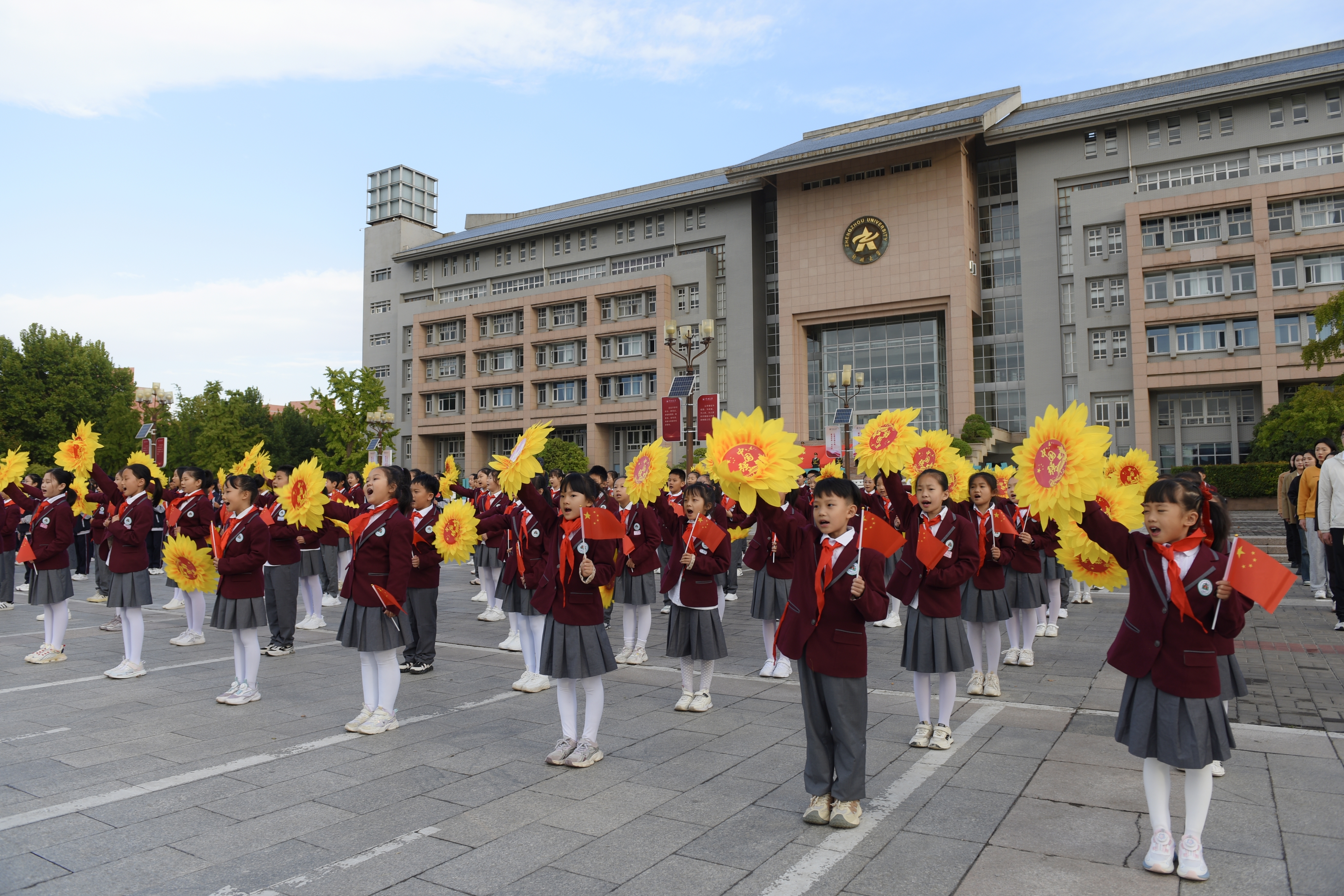 附属小学学生方队齐唱《万疆》