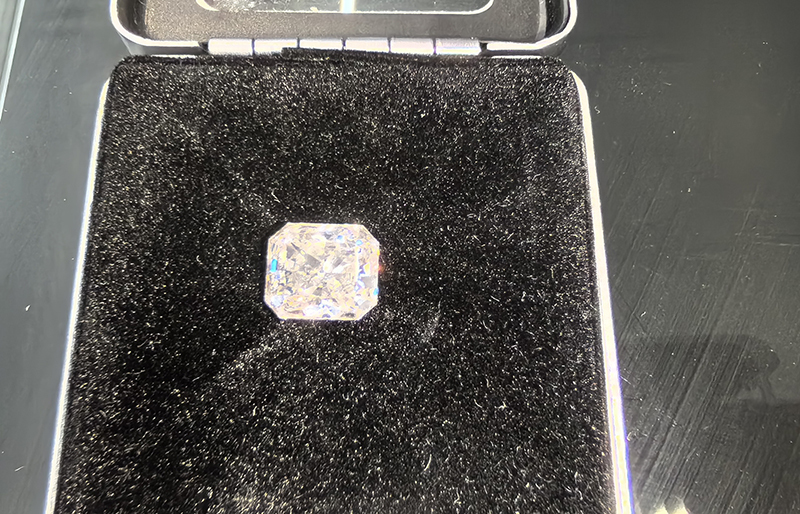 人工种植的五克拉钻石。