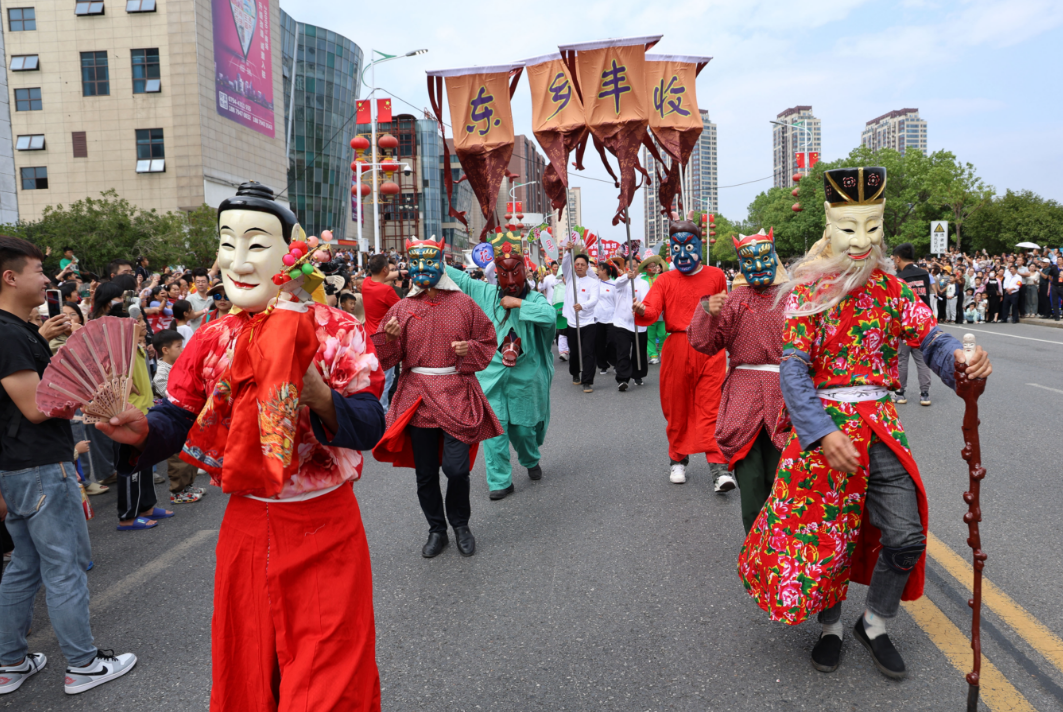江西東鄉：民俗踩街齊歡樂 多彩活動慶國慶