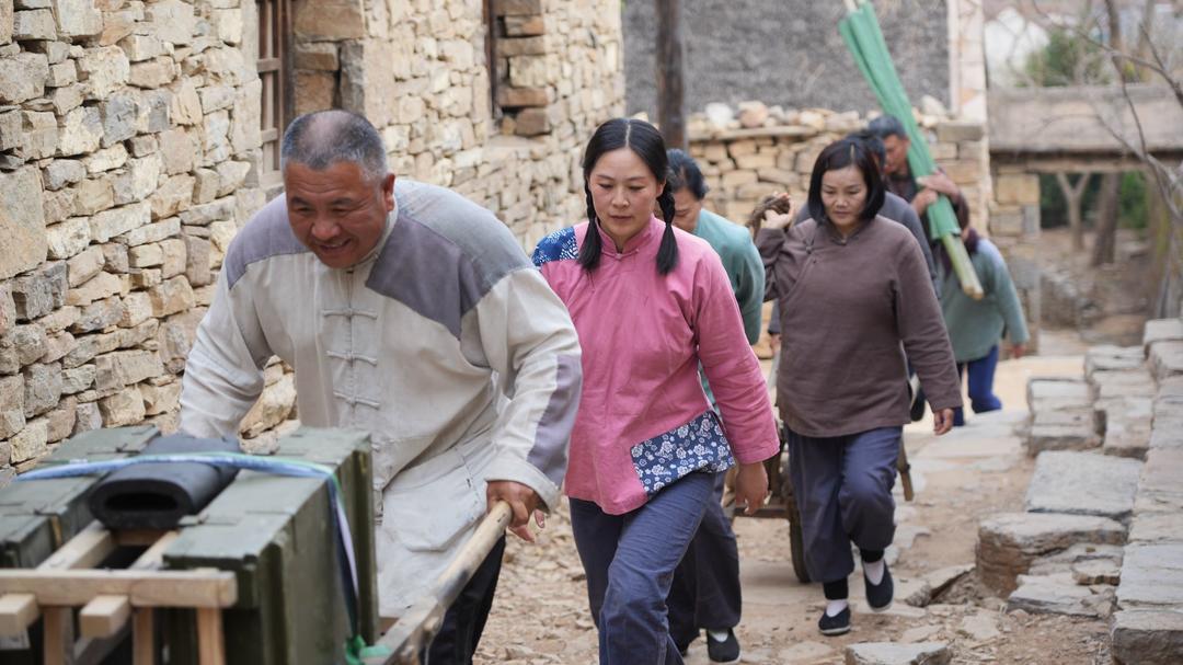 沂南县红嫂家乡旅游区沉浸式体验项目《重走支前路》,参与者正在运送支援前线的物资