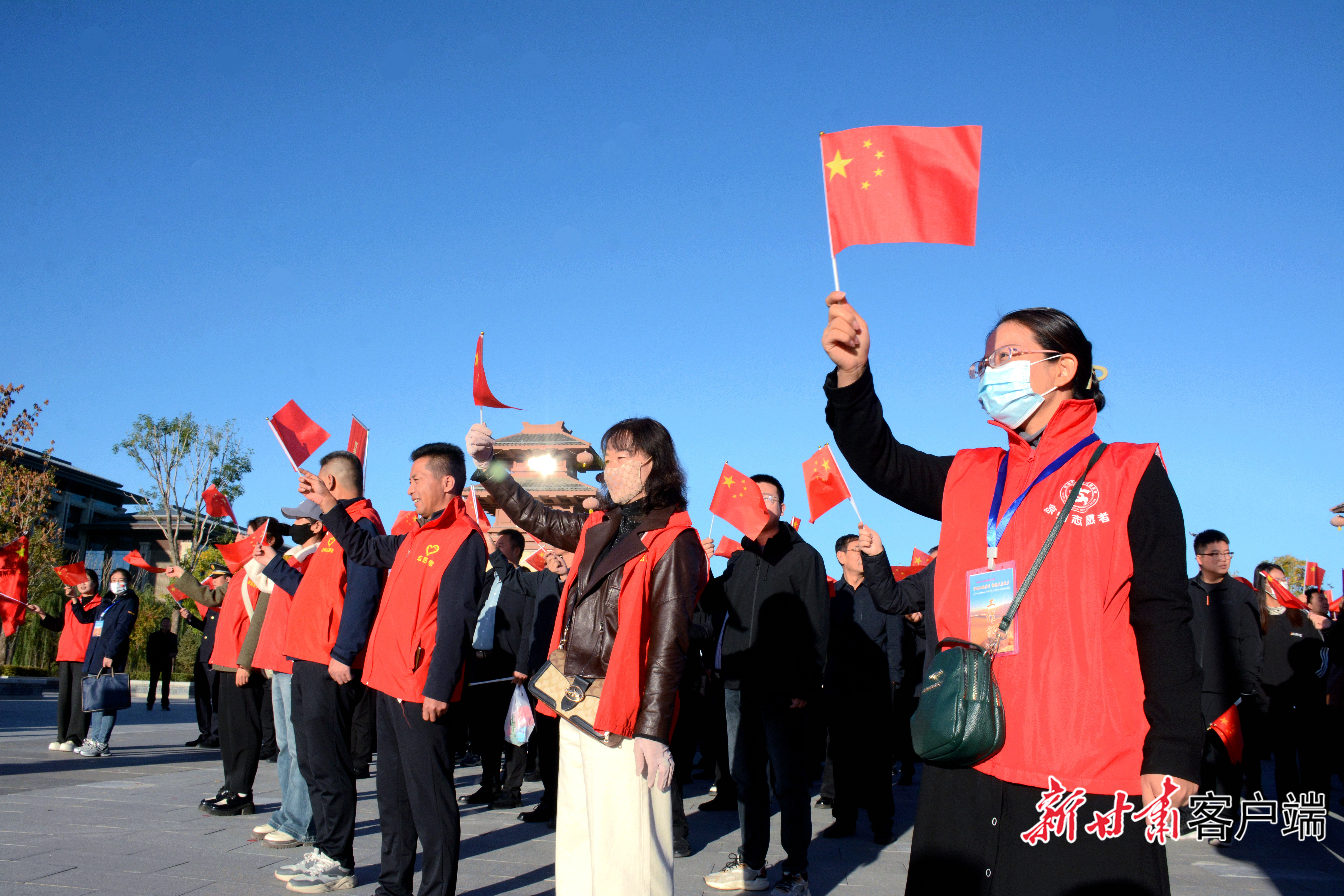市民为车队加油　新甘肃&middot;甘肃日报记者　金奉乾　摄