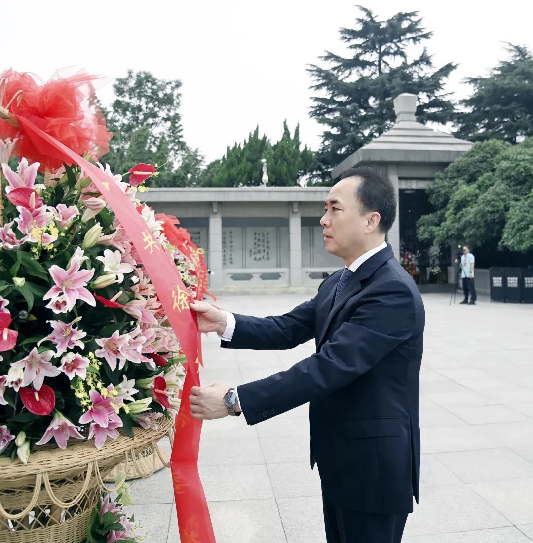 徐州市举行向淮海战役烈士敬献花篮仪式