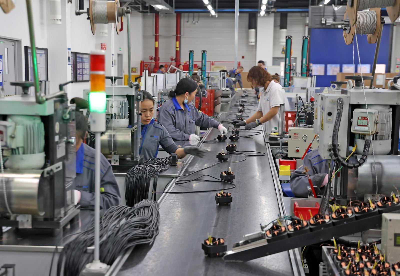 依必安派特风机（西安）有限公司生产流水线。（资料图片）记者谢伟摄